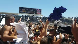 Torcida invade gramado e faz festa inacreditavel na arena corinthians (dia de treino)