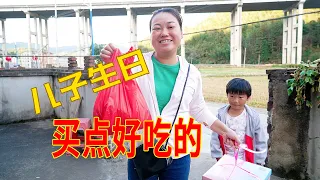 小兒子生日，媳婦準備一桌好吃的，看看都有什麼 | My son's birthday! I bought some delicious food