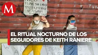 Entre bailes y mensajes, seguidores de Keith Raniere lo apoyan afuera de prisión