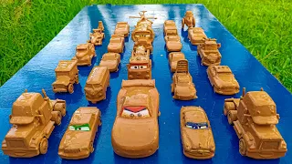 Clean muddy Disney Pixar Cars Various mini car convoy on the table slide and fall into the water!