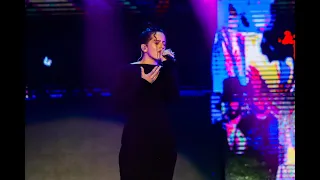 Rosalia en el concierto de Aventura cantando Obsesión 2021 RD