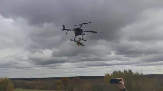 Didelis dronas transportuoja mažą
