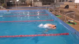 Fazendo virada do nado crawl (virada olímpica)