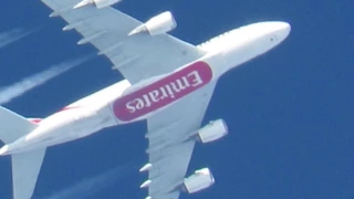 Super Zoom Contrail  Emirates Airbus-A380