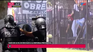 Congreso: Botellazos y piedras contra la policía