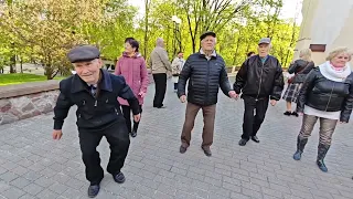 20.04.24г..."ЭХ Деньги, Деньжата!"... Виктор Королев... звучит в Гомельском парке...