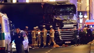 В Берлине грузовик врезался в толпу на рождественском рынке: 12 погибших
