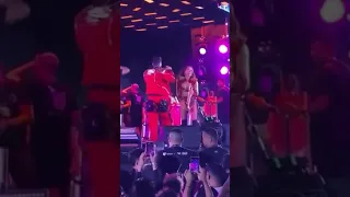 Anitta e Felipe Amorim no palco do “Ensaios da Anitta” em Fortaleza.