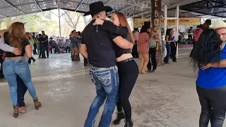 Ene y Armando bailan con Los Nortek-nos de Aldama