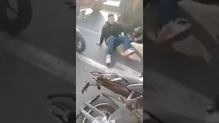 Motociclista borracho genera accidente de tránsito en Funza Cundinamarca #shorts