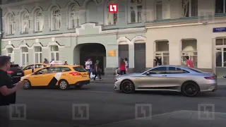 Таксист  наехал на пешеходов в Москве .Еще видео