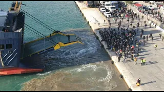 Η στιγμή που οι κάτοικοι της Χίου μπλοκάρουν τον καταπέλτη του πλοίου "Πελαγίτης"