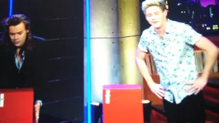 Niall's reaction to harry and james corden 😍