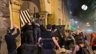 Кадры Тбилиси сейчас — Грузинское МВД созвало экстренный брифинг в связи с протестами