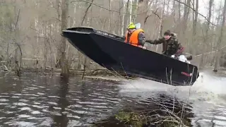 Прыжки на лодках Гунч под моторами болотоходами MAX Motor. Пассажир в шоке