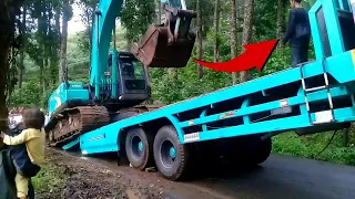 canggihnya proses menaikan alat berat excavator (bego) ke truk trailer besar sampai stending