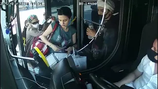 Otobüse binen kadının cüzdanını böyle çaldılar! O anlar kameraya saniye saniye yansıdı