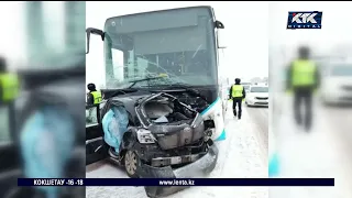 Женщина-водитель погибла, врезавшись в автобус