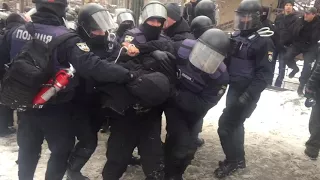 Масштабна бійка правих активістів із силовиками під судом по Труханову