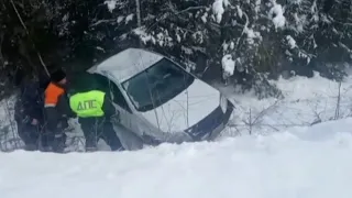 Полицейские спасли семью после аварии