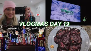 VLOGMAS DAY 19 | peppermint chocolate cookies, light show & watching the grinch❤️🤍💚