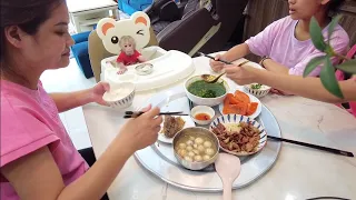 So Cute, Baby Monkey Kiti Obediently Eats Lunch With His Family