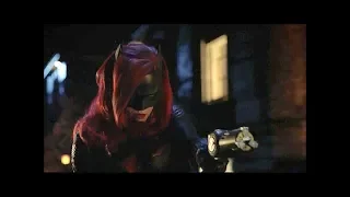 Pelea en el Manicomio Arkham (Parte 1) | Batwoman salva a Barry - ARROW 7X09 (Latino)