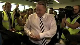 Mike Ashley pulls out a wad of £50 notes at a Sports Direct warehouse | 5 News
