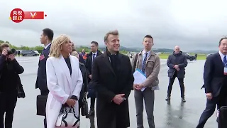 独家视频丨习近平抵达塔布 马克龙总统夫妇机场迎接