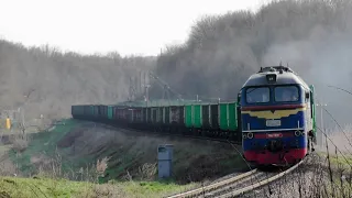 Интересные манёвры автотранспорта и пустые полувагоны РЖД из-под угля в Украине