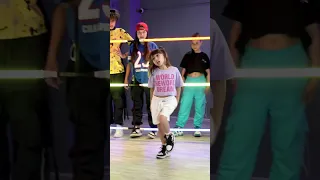 Miren esta batalla de reggaeton kids 😱 así le responde a su compañera