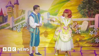 What's behind the UK's Christmas love affair with pantomime – BBC News