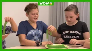 Kinderen testen snoep van pompoen, paprika en komkommer