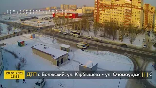 Отбросило на пешеходную зону: ДТП на перекрестке в Волжском