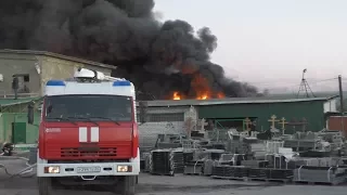 В Волгограде пожар на складе лакокрасочных изделий локализован на площади 1500 кв.м