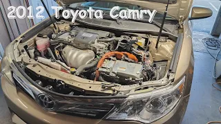 2012 Toyota Camry hybrid "корчится от боли"