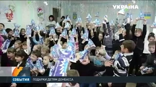 В роли Святого Николая игроки хоккейного клуба "Донбасс» вручили детям подарки