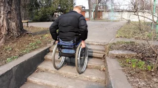 Как подняться по лестнице, если ты в коляске. How to climb a ladder if you're on the wheelchair