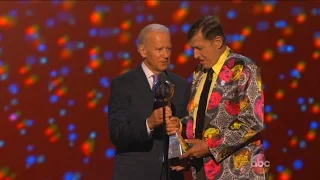 Craig Sager presented with the Jimmy V Award at the 2016 ESPYs.