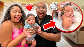 BABY'S FIRST BATH | NEWBORNS FIRST BATH *CUTEST REACTION* 👶🏽❤️