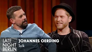 Goldlackierter Holzhut: Johannes Oerding ist Hutträger des Jahres 2019 | Late Night Berlin