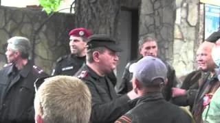 Видео №14. Луганск. 29 апреля 2014 год. Исход присланных для "защиты" луганской ОГА  военных.