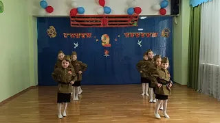 Танец "Катюша", исполняет  ансамбль "Звездочки"