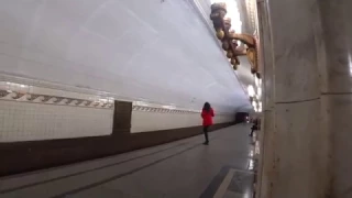 Высокая девушка в Московском метро  12.01.2017