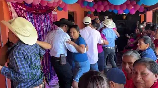 Lujo de bailes traemos mas videos para ustedes mira que bailazo en la casa de mi tío