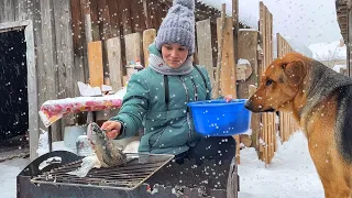 Life in a Siberian Village - we clean snow from the roof, skate, cook fish