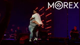 Romeo Santos (Aventura) y Fans - Un Beso (con una Gordita Apasionada)(En Vivo - American Airlines)