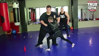 Толстяк 260kg против бойца 60kg   Fatboy vs little fighter