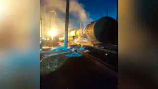 Цистерна с топливом загорелась на жд путях из-за схода нескольких вагонов с рельсов в Ростове