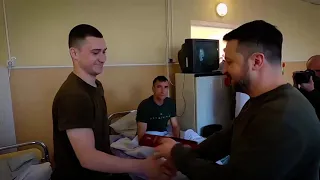 У Хмельницькому Володимир Зеленський відвідав наших воїнів, які лікуються після поранень